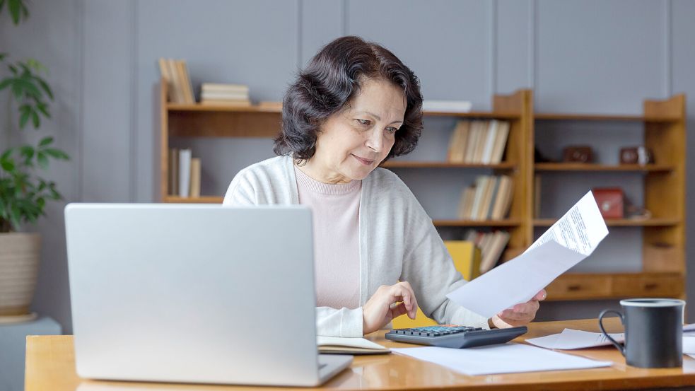 Mehr Geld im Portemonnaie: Wer sich frühzeitig mit dem Rentenaufbau auseinandersetzt, kann Steuern sparen. Foto: IMAGO/Zoonar