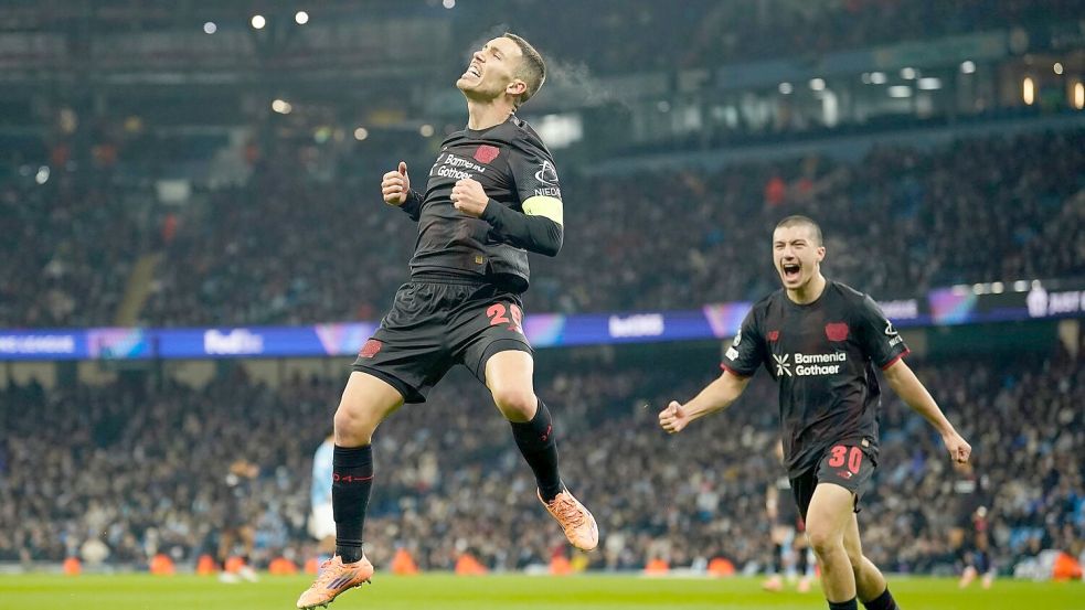 Leverkusens Alejandro Grimaldo jubelt nach seinem Führungstreffer. Foto: Dave Thompson/AP/dpa