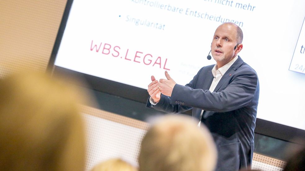 Christian Solmecke war am Donnerstag, 20. November 2025, in Leer. Foto: Claus Hock