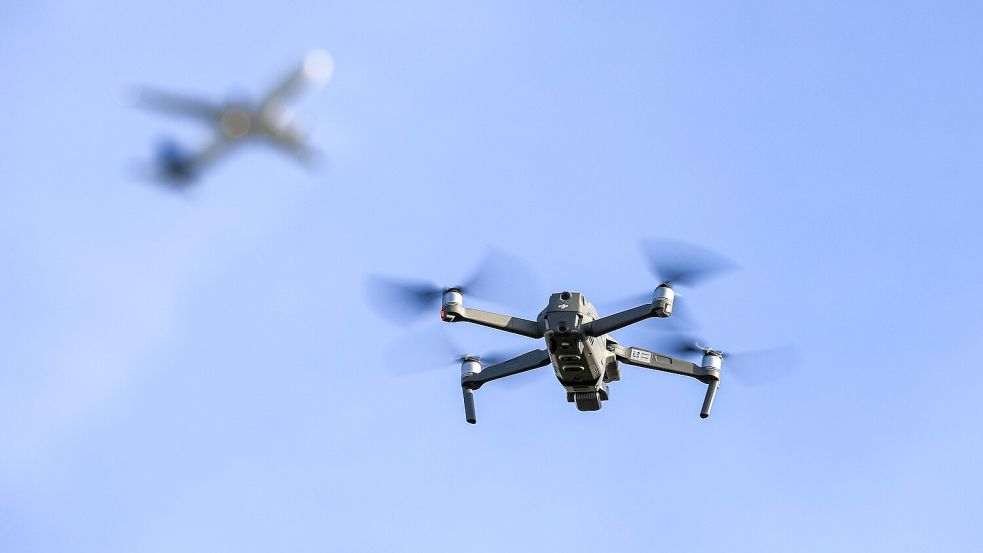 Ein Mann wollte am Dienstag Luftaufnahmen von einer Baustelle nahe dem Bremer Flughafen machen. Mit seinem Drohnenflug löste er jedoch einen Polizeieinsatz und eine Sperrung des Luftraums aus. Foto: Jan Woitas / dpa
