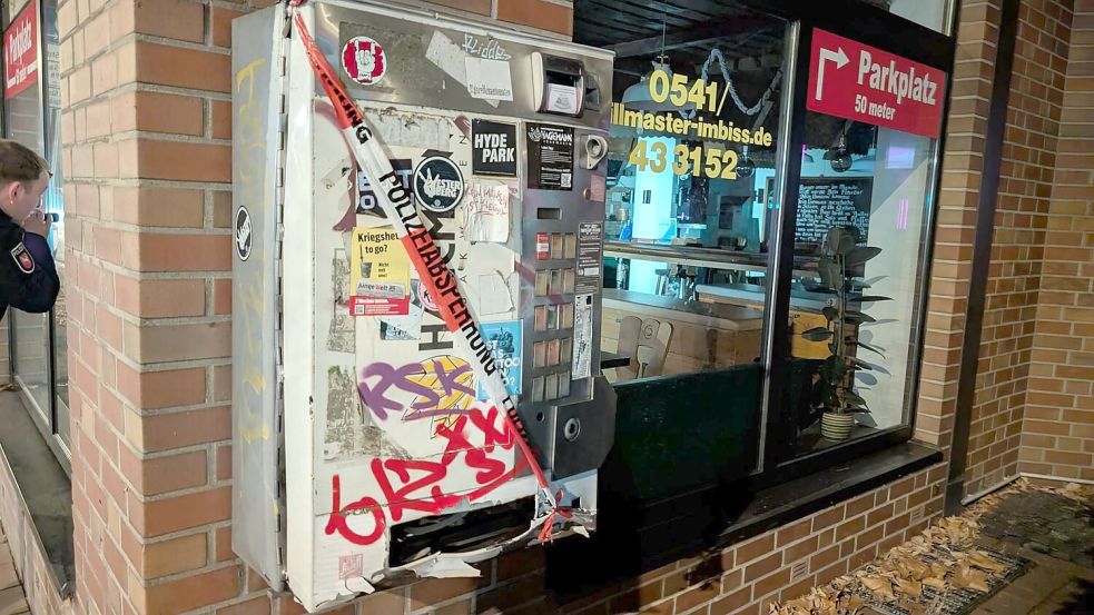 Offenbar mit Böllern haben Unbekannte in Osnabrück und Westerkappeln Zigarettenautomaten gesprengt. Foto: NWM-TV
