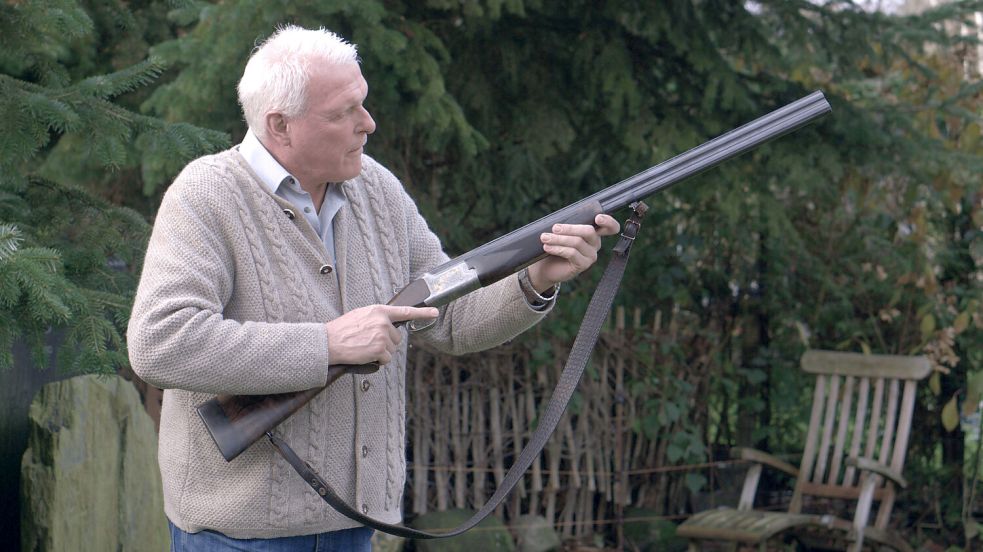 Gernold Lengert zeigt, wie man die Schrotflinte richtig bedient. Foto: Jurij Babanin