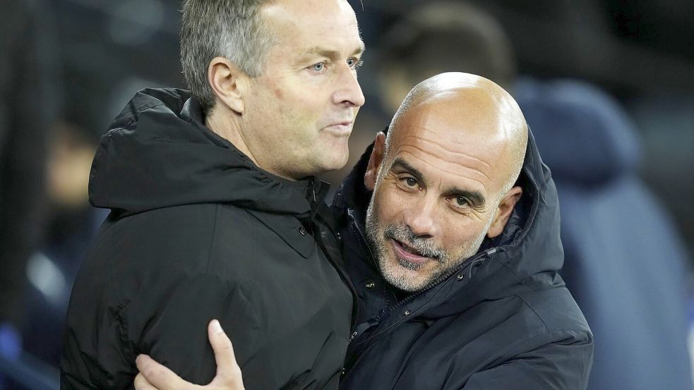 Manchester Citys Trainer Pep Guardiola (r) umarmt Bayer Leverkusens Cheftrainer Kasper Hjulmand vor dem Spiel. Foto: Nick Potts
