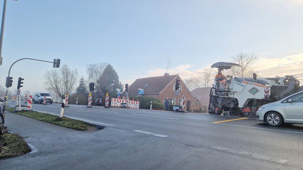 Während der Bauarbeiten an den Bushaltestellen wird der Verkehr mit einer Ampelschaltung halbseitig an der Baustelle vorbeigeleitet. Foto: Tatjana Gettkowski