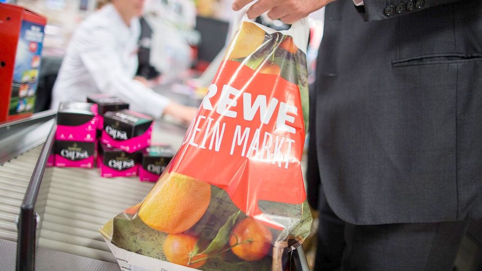 Seit Mitte 2016 gibt es das nicht mehr: Plastiktüten an der Rewe-Kasse. Foto: Rolf Vennenbernd