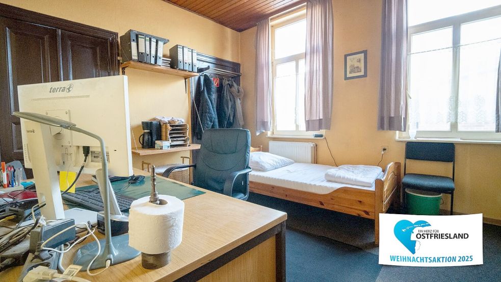 Das Büro der Mitarbeiter dient gleichzeitig als Schlafstätte. Die Mitarbeiter sind dort über Nacht auf Bereitschaft. Foto: Klaus Ortgies