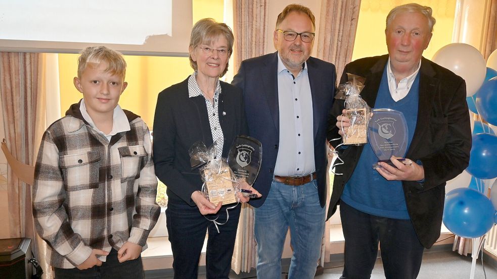 Dirk Zimmermann wurde Sportler des Jahrhunderts bei den Männern. Plakette und ein Geschenk bekam der Senior von seinem Enkel Lennox Zimmermann (links) überreicht. Das Foto zeigt (von links) Lennox Zimmermann, Wilma Hillbrands (Sportlerin des Jahrhunderts), Vereinsvorsitzender Horst Junior, und den Sportler des Jahrhunderts Dirk Zimmermann. Fotos: Holger Weers