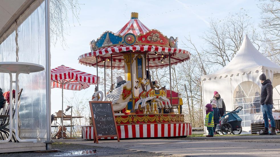 Kein gigantisches Riesenrad, nur ein historisches Dampfkarussell: Der Piesberger Weihnachtszauber ist ein Weihnachtsmarkt der kleineren Dimension. Foto: Steve Weber