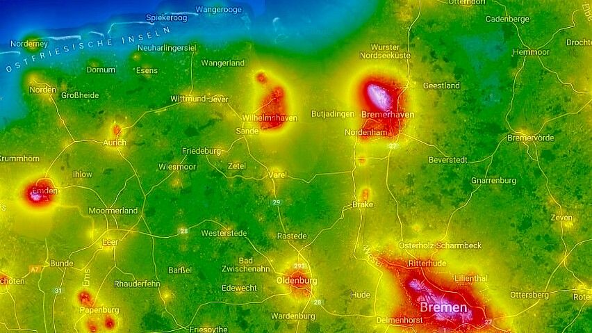 Blick von oben auf den Nordwesten bei Nacht: Emden (links Mitte) strahlt in den gleichen Helligkeitswerten wie die deutlich größeren Städte Bremen und Bremerhaven. Foto: lightpollutionmap.info