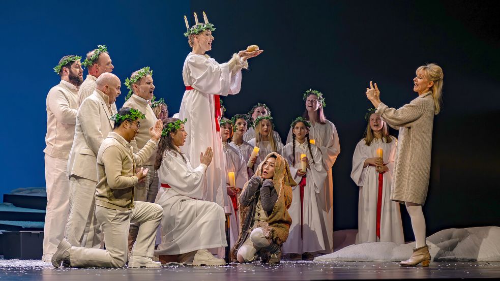 Einfach himmlisch: Ein kleiner schwedischer Kirchenchor feiert das Luciafest bei der Inszenierung von „Wie im Himmel“ im Theater Osnabrück. Foto: Kai Linnemann