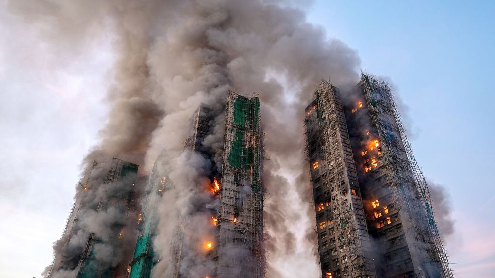 Die Brandursache ist noch unklar, die Behörden prüfen auch Sicherheitsstandards der verwendeten Bambusgerüste und Netze. Foto: Vernon Yuen