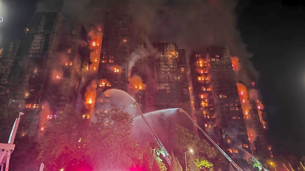 Auch ein Feuerwehrmann verlor bei dem Einsatz sein Leben. Foto: Chen Duo/XinHua/dpa