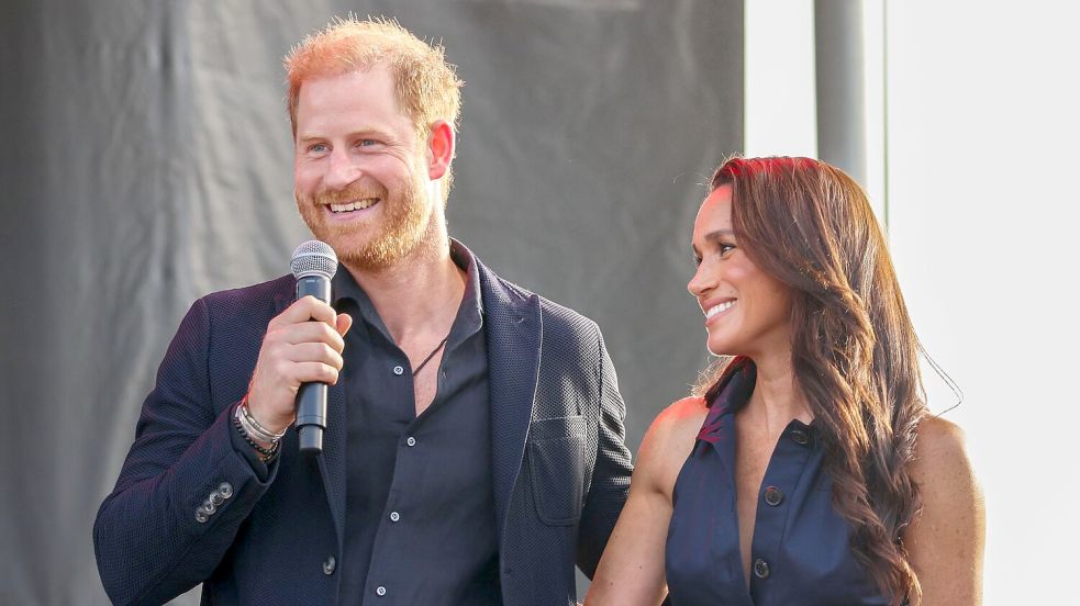 Prinz Harry und Herzogin Meghan packen in einer Gemeinschaftsküche mit an. (Archivbild) Foto: Amy Katz