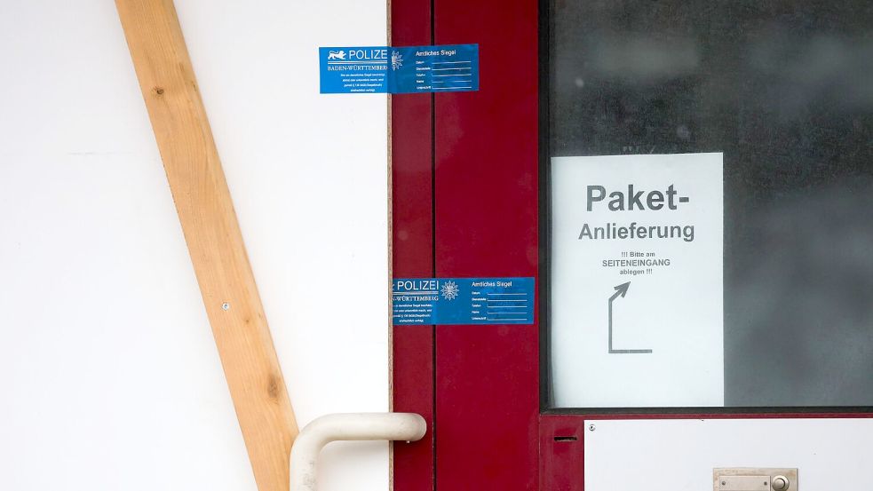 Nur Polizeisiegel erinnern noch daran, was in einer Firma in St. Johann in Baden-Württemberg passiert ist. Foto: Christoph Schmidt