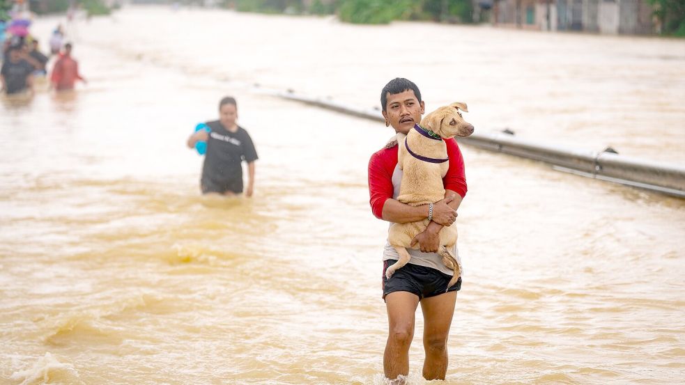 Hunderttausende sind in Südthailand auf der Flucht vor dem Hochwasser. Foto: -/XinHua/dpa