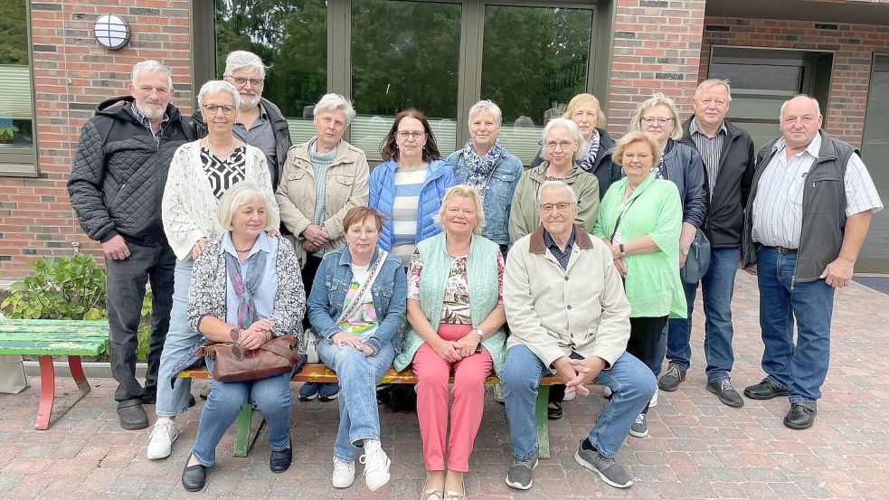 Auf dem Foto sind zu sehen (von links): obere Reihe: Hendrik Nagel, Olga Sandersfeld geb. Lohmeyer, Friedrich Lünemann, Hermine Luikenga, Anne Stratmann geb. Brinkmann, Gesa Poelmann geb. Noormann, Anke Park geb. Janssen, Christa Neemann geb. Stratmann, Marianne Schmidt geb. Hinken, Teda Wolken geb. Albers, Günter Meyer, Bernhard Schulte; untere Reihe: Frieda Schreier geb. Windels, Anne Jelting geb. Groenewold, Gunda Taute geb. Sterrenberg und Lehrer Werner Zoll. Foto: Olga Sandersfeld