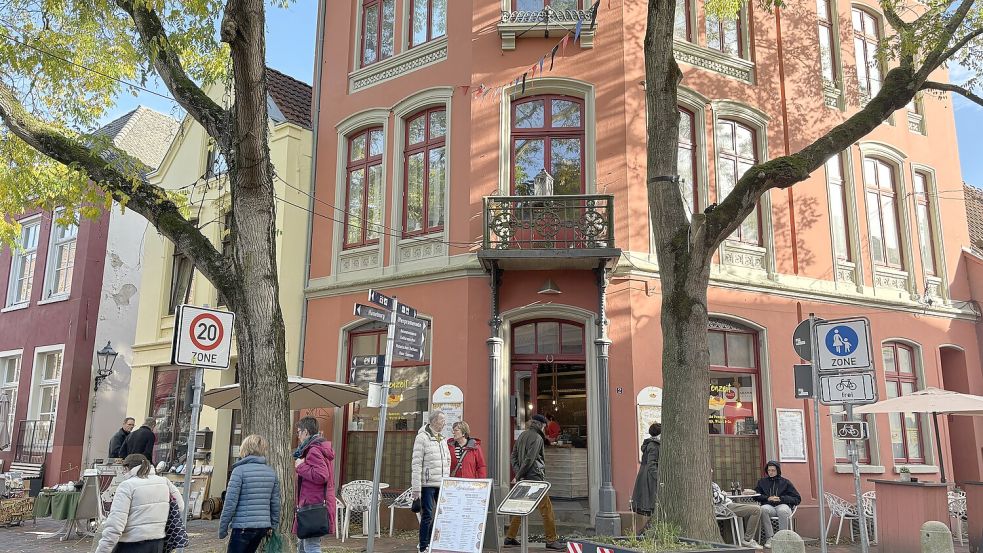 Die Fassade des Hauses in der Brunnenstraße 2 in Leer dient als Kulisse für die Apotheke in der Krimireihe Friesland. Fotos: Ute Nobel