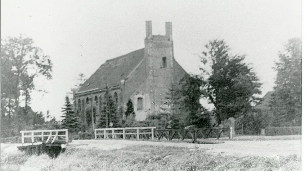 Nach der Sprengung des Kirchturms wurde der Orgelbogen notdürftig abgedeckt. Foto: Sammlung Kloppenburg