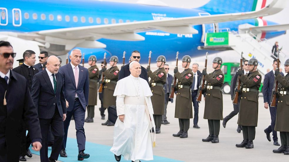 Erste Reise-Station von Papst Leo XIV., Oberhaupt von weltweit 1,4 Milliarden Katholiken, ist die Türkei. Foto: Khalil Hamra/AP/dpa