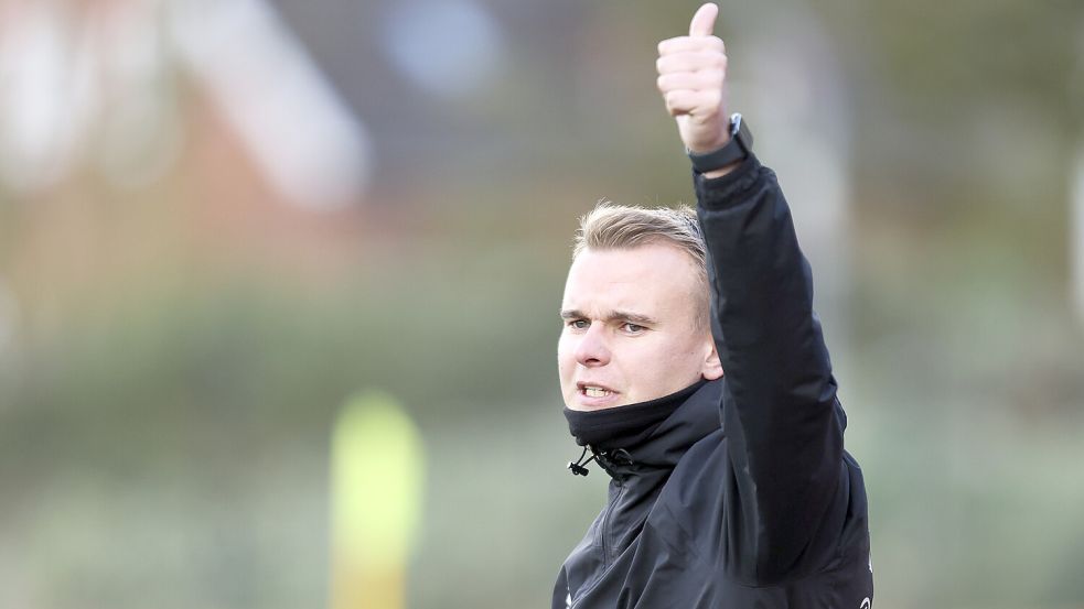 Kann mit dieser Saison sehr zufrieden sein: Trainer Jonas Petersen. Foto: Jens Doden/ Emden