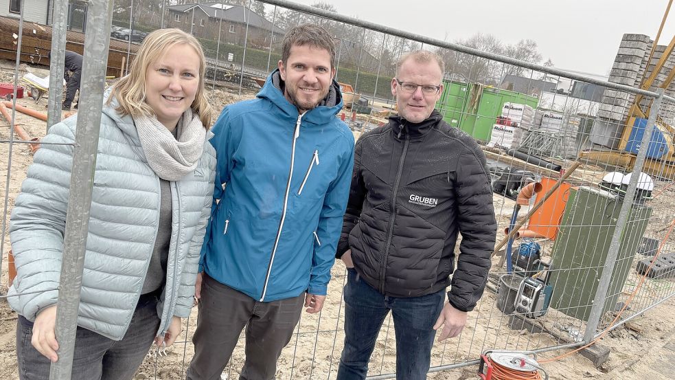 Bauherrin Regina Westermeier (von links), ihr Mann Dr. Niklas Sievers und Bauleiter Michael Hülsebus schauten sich jetzt auf der Baustelle um. Foto: Marion Janßen