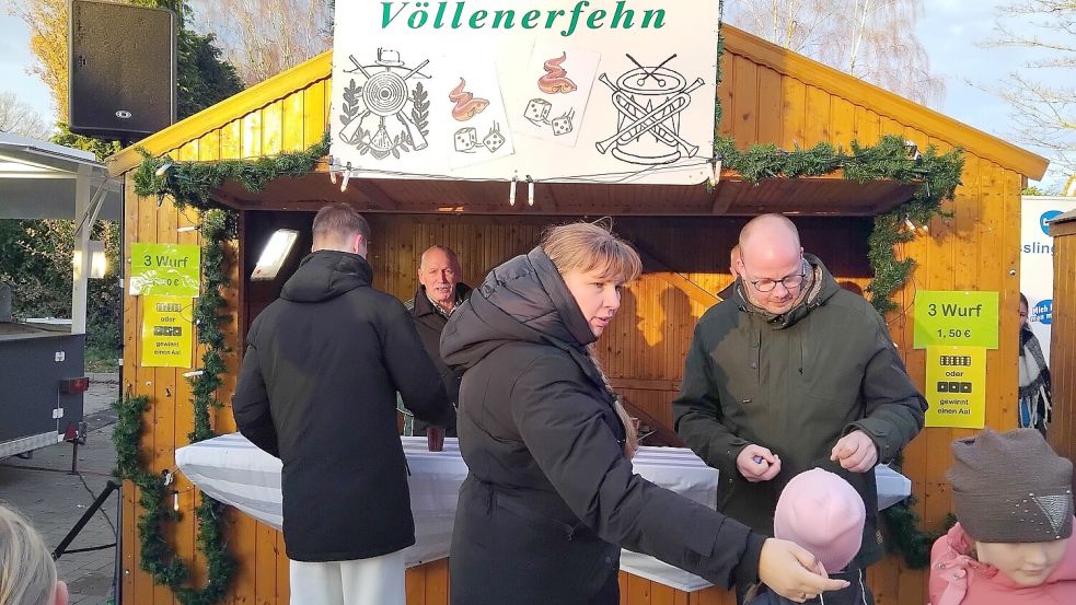 Zahlreiche Vereine beteiligen sich wieder mit Ständen am Weihnachtsmarkt in Völlenerfehn. Foto: Clarissa Scherzer