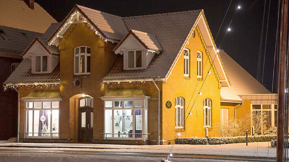 Das Fehntjer Forum erstrahlt zur Adventszeit in festlicher Beleuchtung und lädt Besucherinnen und Besucher beim Adventsmarkt zum Verweilen ein. Foto: Volksbank Westrhauderfehn