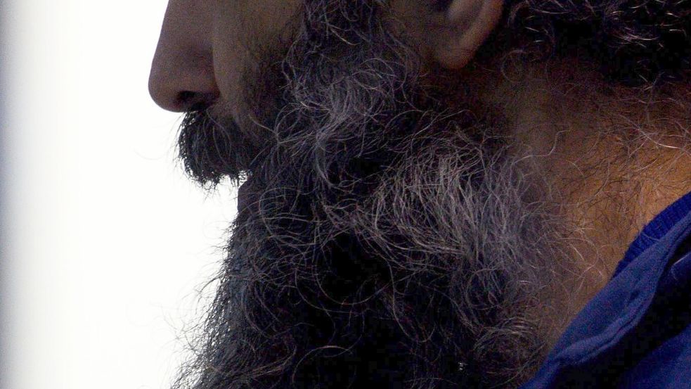 Taleb al-Abdulmohsen sitzt in dem Gerichtssaal in einem Glaskasten. Foto: Klaus-Dietmar Gabbert