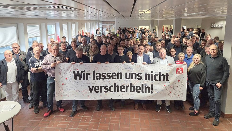 Mit einem Banner protestieren die Beschäftigten gegen das Vorgehen. Foto: IG Metall Leer-Papenburg
