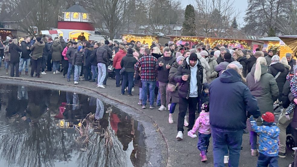 Rund um den Teich beim Autohaus K+E in Ostrhauderfehn findet am 6. und 7. Dezember 2025 zum zweiten Mal ein Weihnachtsmarkt statt. Archivfoto: Henrik Zein