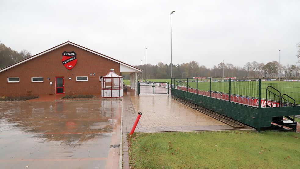 Auf seinem Vereinsgelände möchte der Sportverein Elisabethfehn einen Kunstrasenplatz anlegen. Foto: Hans Passmann