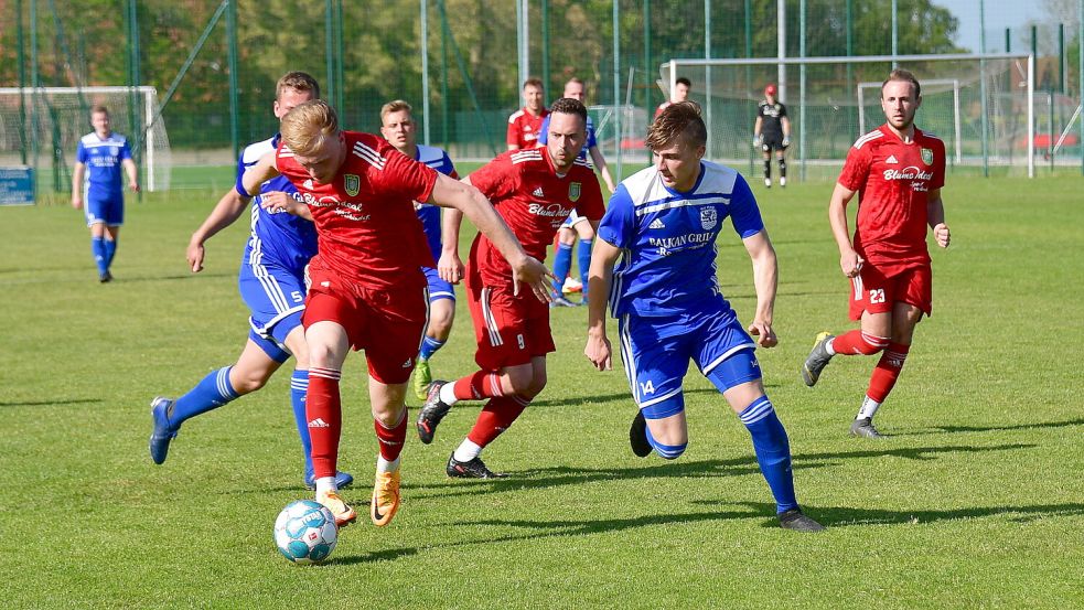 Packende Duelle gab es in den vergangenen Jahren immer zwischen dem TuS Pewsum (am Ball Marek Hinrichs) und dem SV Hage. Foto: Archiv