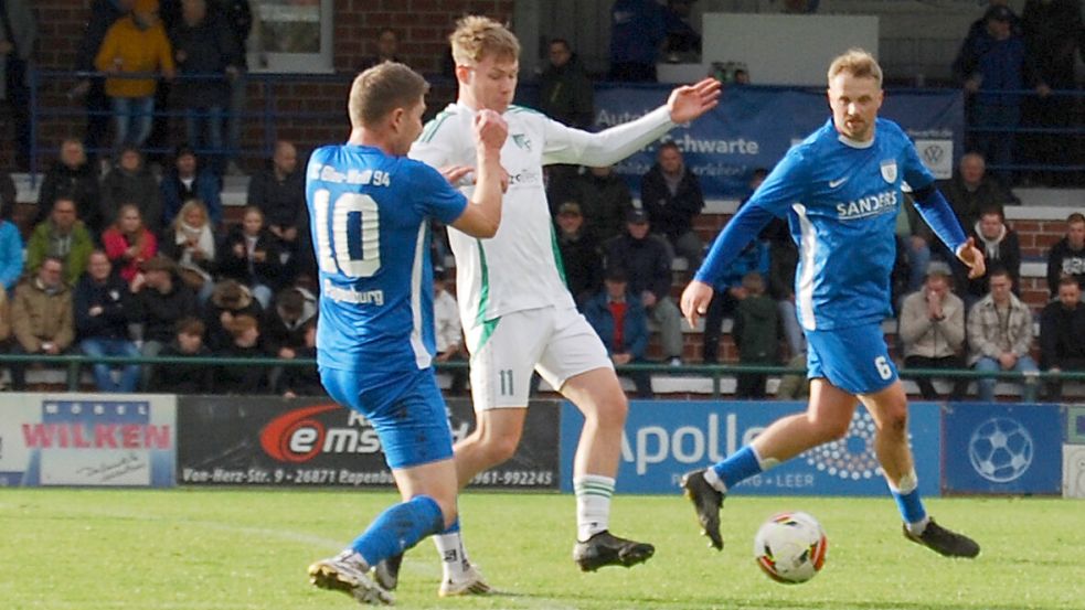 BW Papenburg (links Niklas Papen und rechts Gerrit Thomes) will mit einem Sieg beim SV Brake als Spitzenreiter in die Winterpause gehen. Foto: Marco Reemts