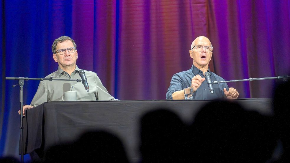 Der Autor und der Schauspieler: Auf der Rampe in der Osnabrücker Botschaft verschmolzen Moritz Netenjakob (links) und Christoph Maria Herbst (rechts) zu einem kongenialen Duo. Foto: Steve Weber