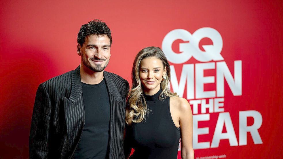 Mats Hummels kam mit Nicola Cavanis zur Verleihung des GQ-Awards. Foto: Fabian Sommer/dpa