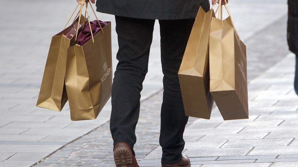 Zu Weihnachten die Taschen voll? Diesen Winter werden sich das viele nicht leisten wollen. Foto: imago/Ralph Peters