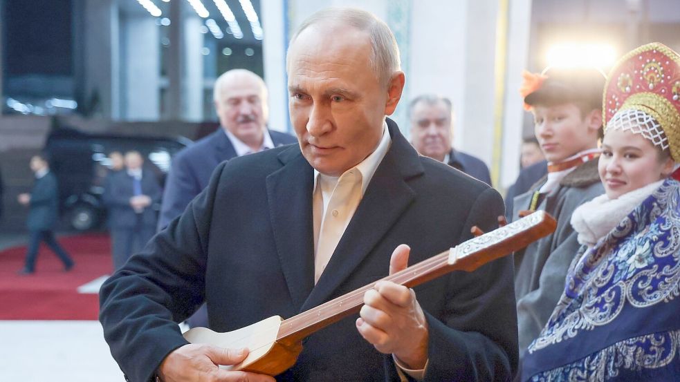 Putin zart besaitet mit Instrument, doch im Ukraine-Krieg bekräftigt er seine harte Haltung. Foto: Alexander Kazakov/Pool Sputnik K