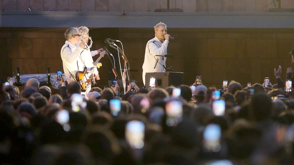 Bei einem Überraschungskonzert in Chemnitz hatte Kraftklub das neue Album „Sterben in Karl-Marx-Stadt“ Ende Mai angekündigt. Nun erscheint es am 28. November. (Archivbild) Foto: Sebastian Willnow/dpa