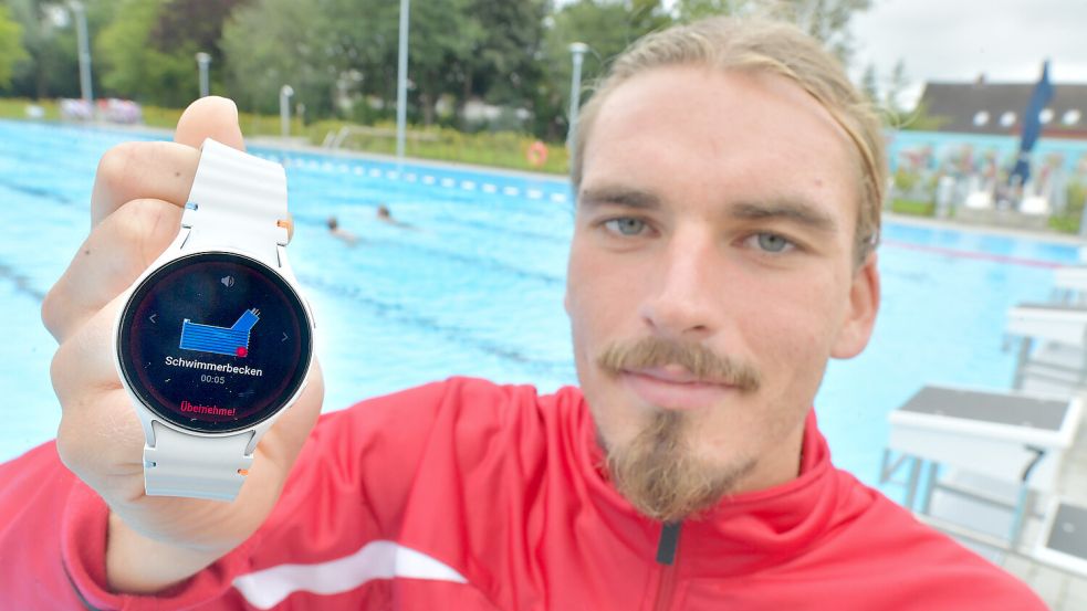 Rettungsschwimmer Henri Frank vom Freibad in Borssum arbeitet seit dem Sommer 2025 mit dem System zur Erkennung von Ertrinkenden. Foto: Ortgies