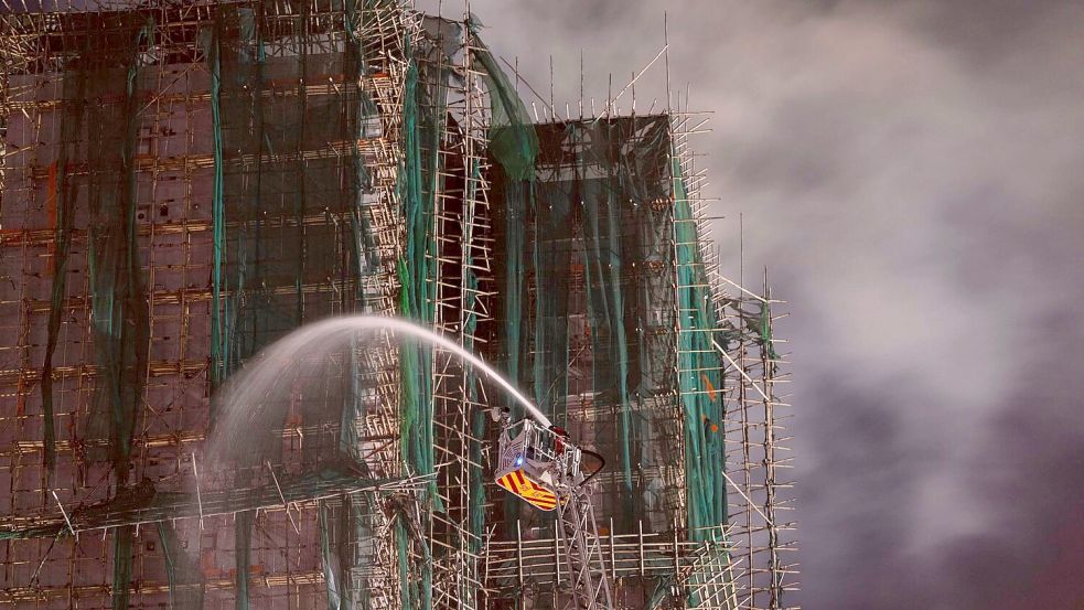 Die Löscharbeiten konnten am Vormittag eingestellt werden. Foto: Ng Han Guan/AP/dpa