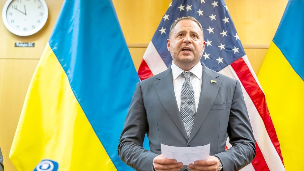 Auch Selenskyjs Bürochef Andrij Jermak steht im Fokus der Ermittler. (Archivbild) Foto: Martial Trezzini