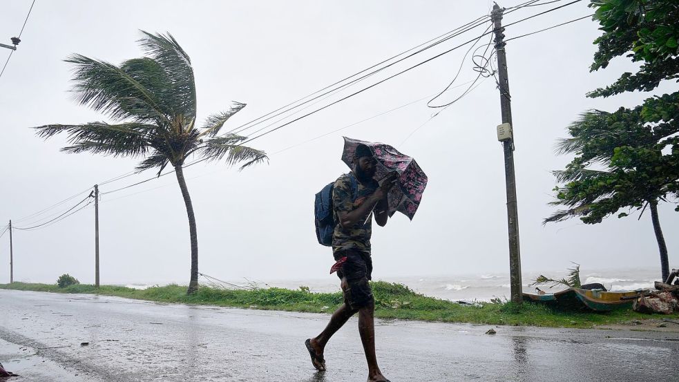 Stürme und heftige Regenfälle haben große Teile der Insel in Südasien erfasst. Foto: Eranga Jayawardena/AP/dpa