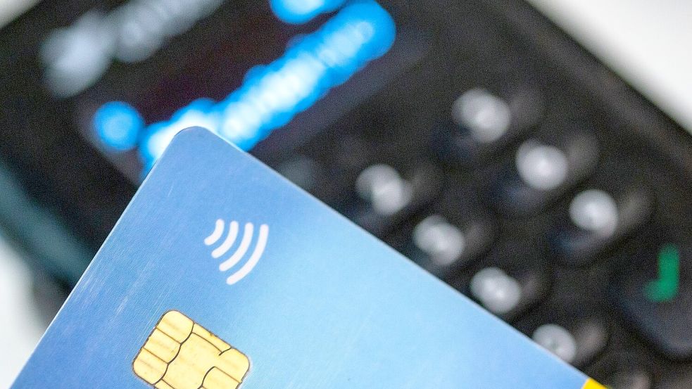 Seit der vorherigen Bundesbank-Studie 2019 ist das absolute Kostenniveau generell gestiegen: Sowohl bei Bargeld als auch bei der Girocard haben sich die durchschnittlichen Kosten je Transaktion seither um rund 80 Prozent erhöht. (Symbolbild) Foto: Fernando Gutierrez-Juarez/dpa