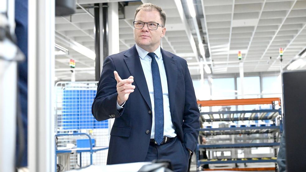 Bundesumweltminister Schneider hat die Verbraucher in Deutschland aufgefordert, beim Kauf von Smartphones auch gebrauchte Geräte in Erwägung zu ziehen. Foto: Elisa Schu/dpa