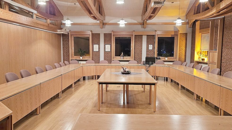 Der Sitzungssaal der Gemeinde Saterland. An der Stirnseite sitzen der Ausschussvorsitzende und Mitarbeiter der Verwaltung. Die Fraktionen von CDU/FDP und SPD/Grüne sitzen sich gegenüber. Der Tisch im Vordergrund ist AfD und Linke vorbehalten. Foto: Gemeinde Saterland