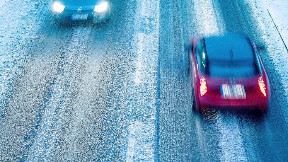 Autofahrer müssen sich zum Wochenende auf glatte Straßen einstellen. (Symbolbild) Foto: Armin Weigel
