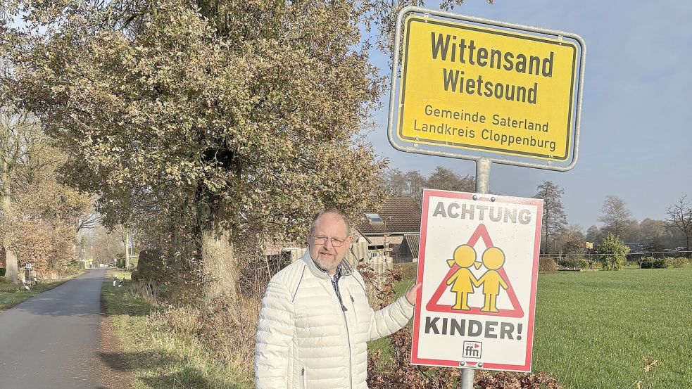 Bürgermeister Thomas Otto steht im Eichenweg vor dem Ortsschild in Wittensand. Solche Schilder werden demnächst auch in der Ortsdurchfahrt im Zuge der Bundesstraße 438 aufgestellt. Foto: Horst Kruse