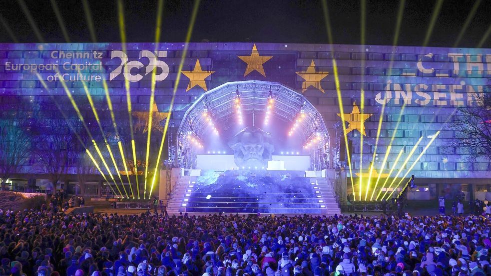 Mit einer großen Show am Karl-Marx-Monument war im Januar das Jahr als Kulturhauptstadt Europas 2025 eröffnet worden (Archivbild) Foto: Jan Woitas/dpa