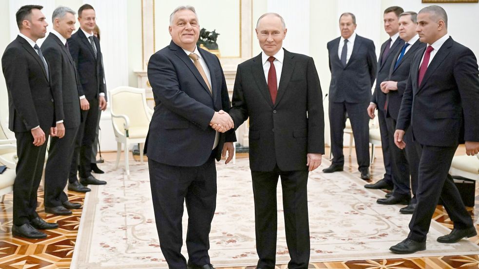 Kremlchef Wladimir Putin (r) und der ungarische Ministerpräsident Viktor Orban sprechen im Kreml auch über stabile und günstige Öl- und Gaslieferungen. Foto: Alexander Nemenov/Pool AFP via A
