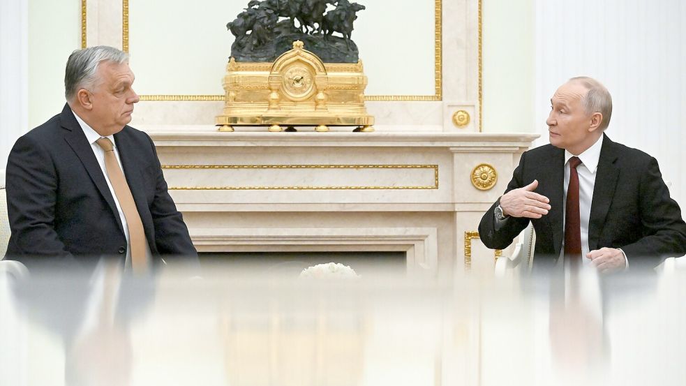 Kremlchef Wladimir Putin (r) und der ungarische Ministerpräsident Viktor Orban sprechen im Kreml auch über die neue Friedensinitiative von US-Präsident Donald Trump für die Ukraine. Foto: Alexander Nemenov/Pool AFP via A
